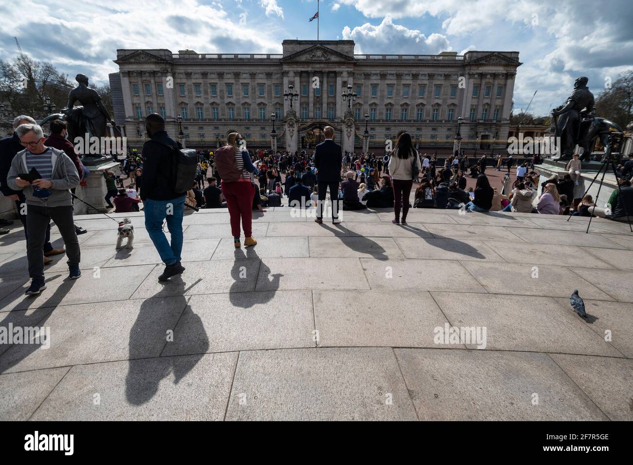 Londres, Reino Unido. 9th de Abr de 2021. La gente fuera del Palacio de Buckingham después de la muerte del príncipe Felipe, de 99 años, fue anunciada. Crédito: Stephen Chung/Alamy Live News Foto de stock