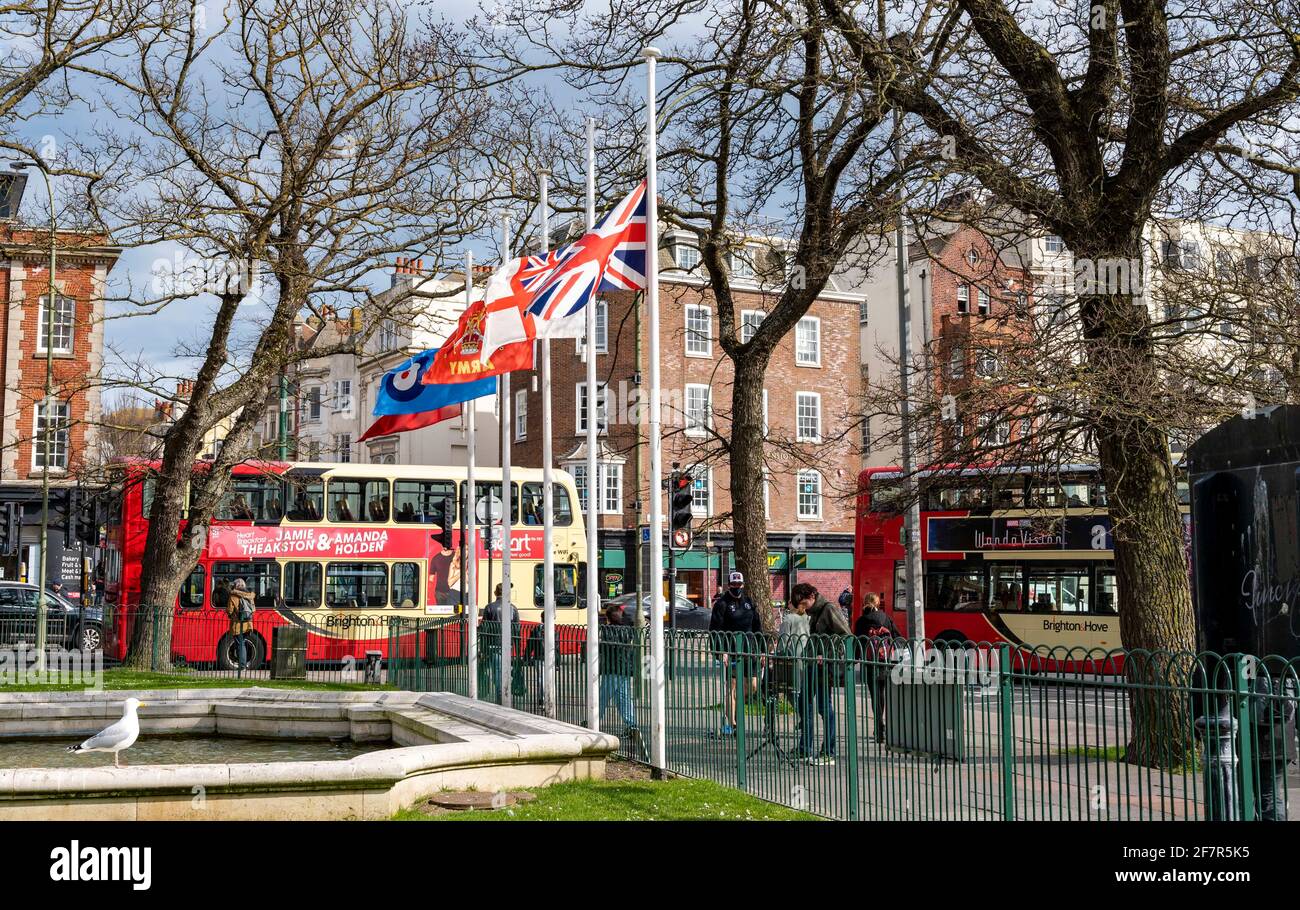 Brighton Reino Unido 9th de abril de 2021 - Banderas volando a media asta en el Brighton War Memorial Después del anuncio de la muerte del Príncipe Felipe el Duque de Edimburgo hoy : Crédito Simon Dack / Alamy Live News Foto de stock