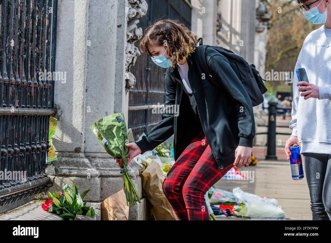 Londres, Reino Unido. 9th de Abr de 2021. Homenajes florales para el Duque de Edimburgo fuera del Palacio de Buckingham, Londres. Crédito: Guy Bell/Alamy Live News Foto de stock