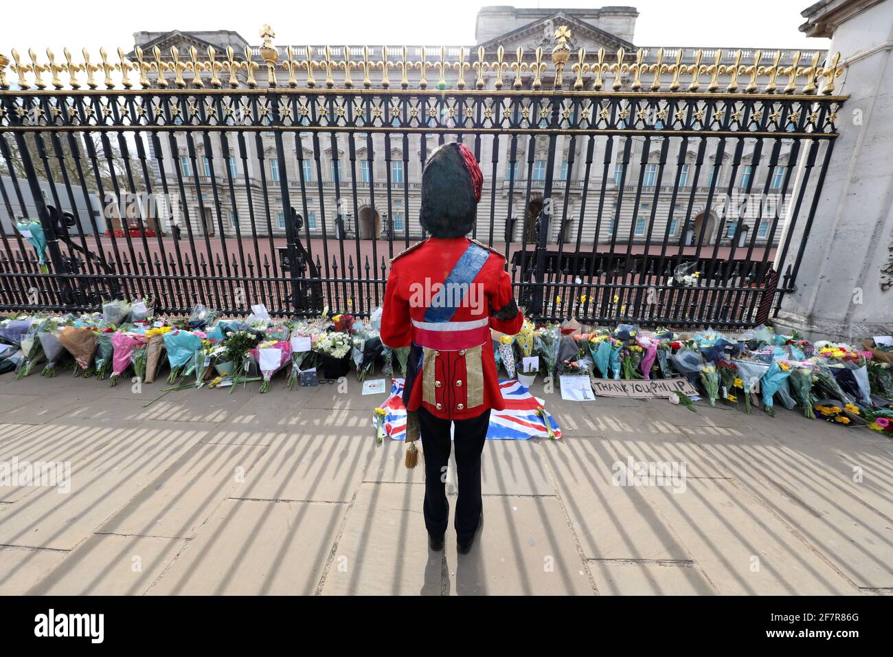 Londres, Reino Unido. 9th de Abr de 2021. Homenajes florales en el Palacio de Buckingham tras el anuncio de la muerte del Príncipe Felipe Crédito: Paul Brown/Alamy Live News Foto de stock