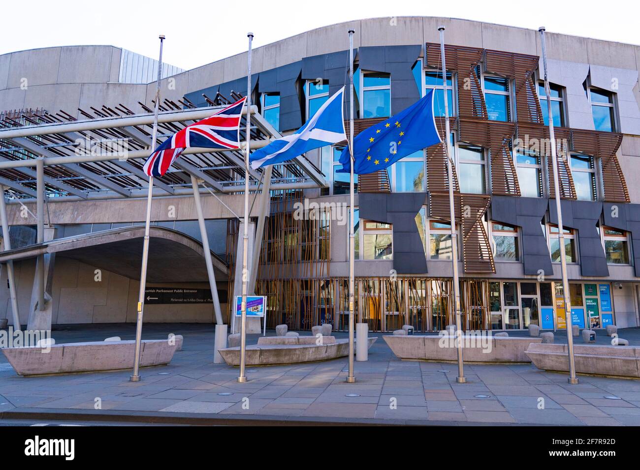 Edimburgo, Escocia, Reino Unido. 9 de abril de 2021. Las banderas vuelan hoy a media asta en Edimburgo, a la noticia de la muerte del príncipe Felipe el Duque de Edimburgo. Pic; Las banderas vuelan a medio mástil fuera del edificio del parlamento escocés en Holyrood. Iain Masterton/Alamy Live News Foto de stock