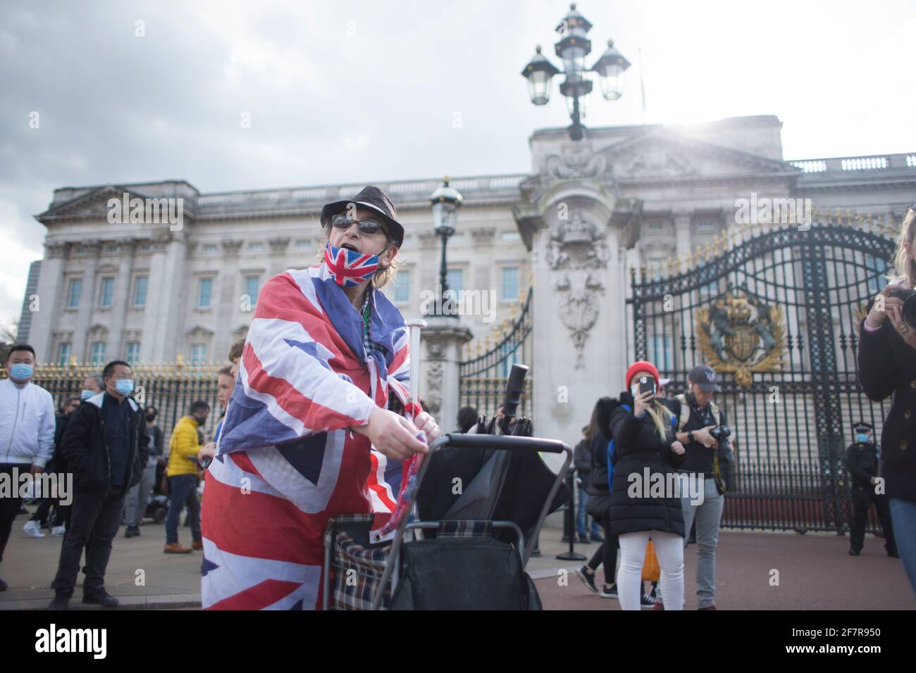 LONDRES, REINO UNIDO. 9th DE ABRIL: Después del anuncio de la muerte del príncipe Felipe en el Palacio de Buckingham, Londres, el viernes 9th de abril de 2021. (Crédito: Federico Maranesi) Foto de stock