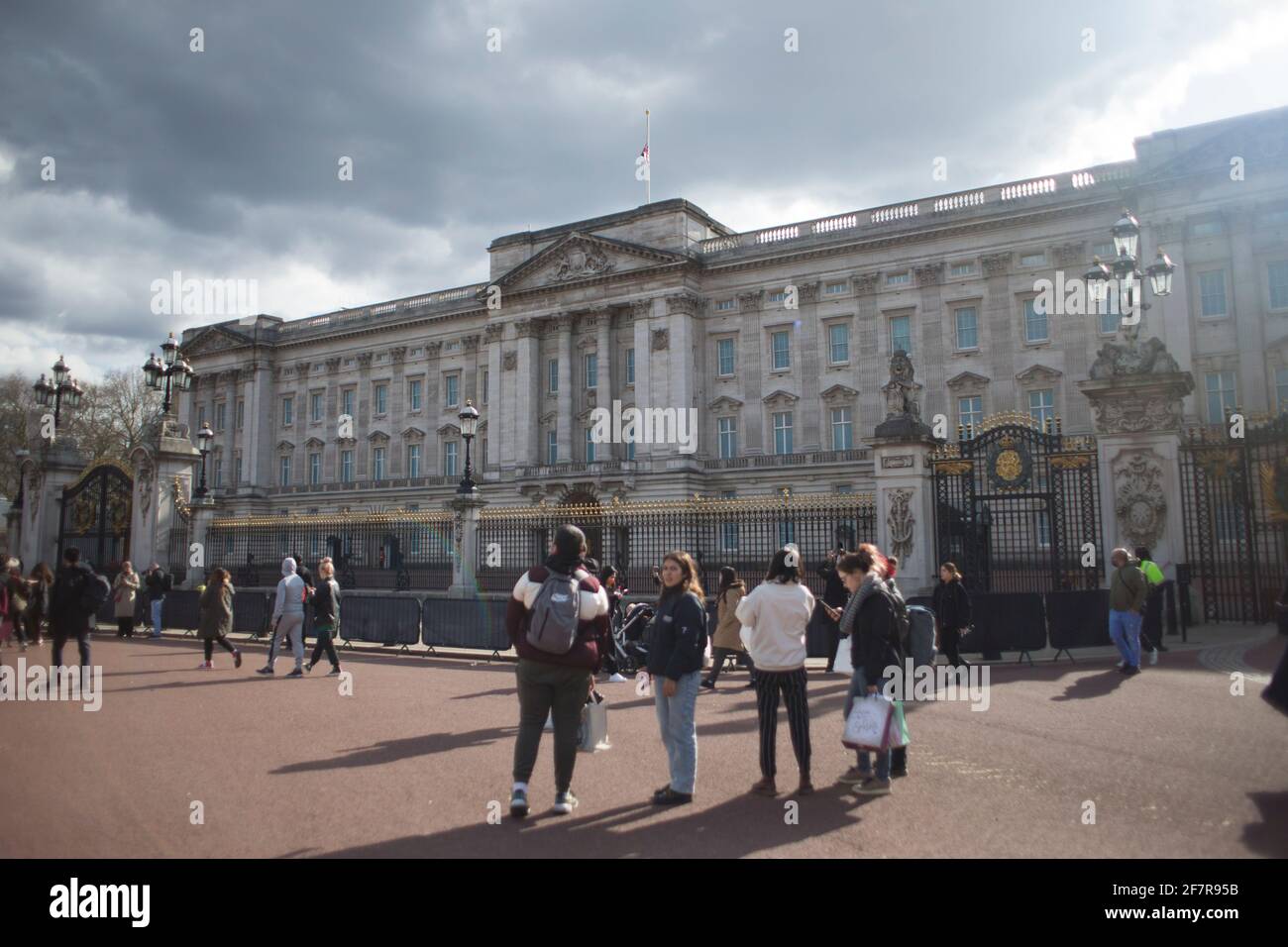 LONDRES, REINO UNIDO. 9th DE ABRIL: Después del anuncio de la muerte del príncipe Felipe en el Palacio de Buckingham, Londres, el viernes 9th de abril de 2021. (Crédito: Federico Maranesi) Foto de stock