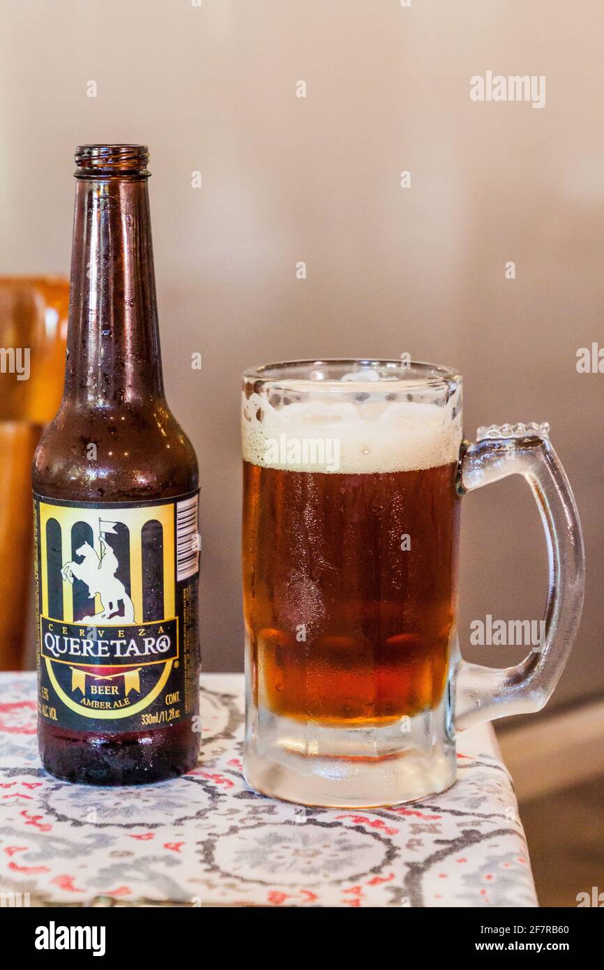 Botella de cerveza lager vaso mexico fotografías e imágenes de alta  resolución - Alamy