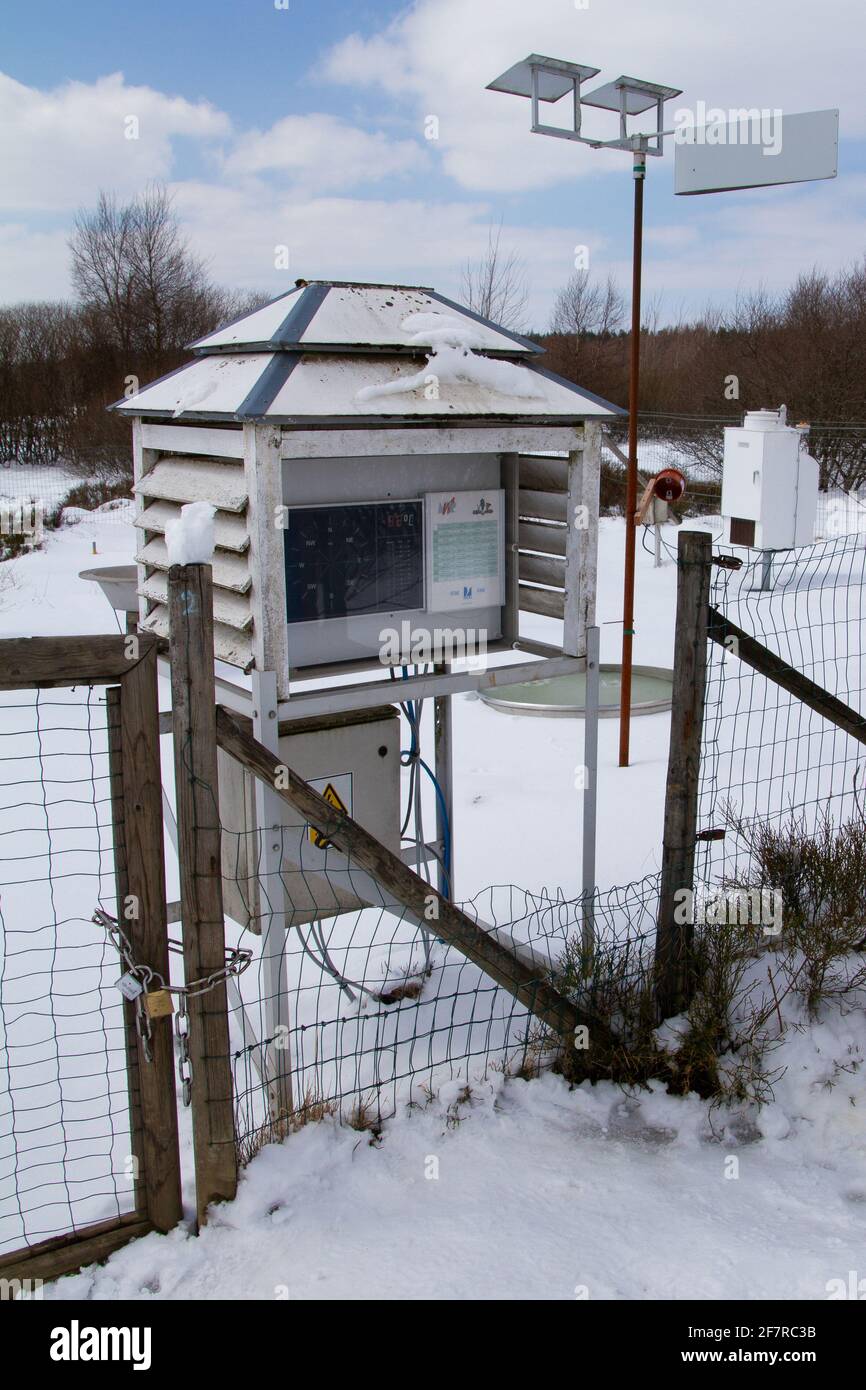La estación meteorológica del Instituto Meteorológico Real mide y muestra los siguientes La estación meteorológica del Instituto Meteorológico Real mide y muestra los siguientes