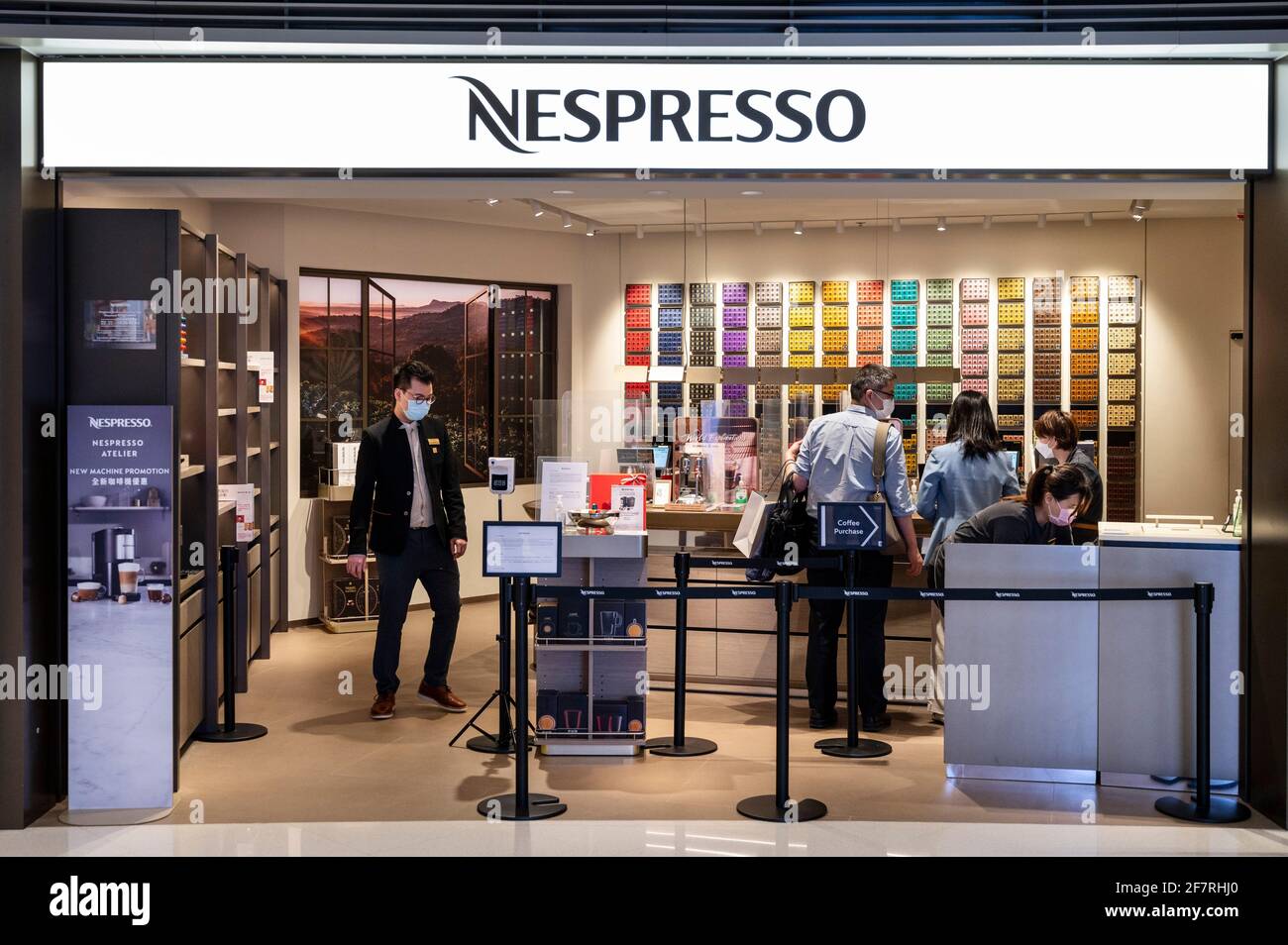 Tienda de alta gama Suiza y líder mundial en cápsulas de café Marca  Nespresso visto en Hong Kong Fotografía de stock - Alamy