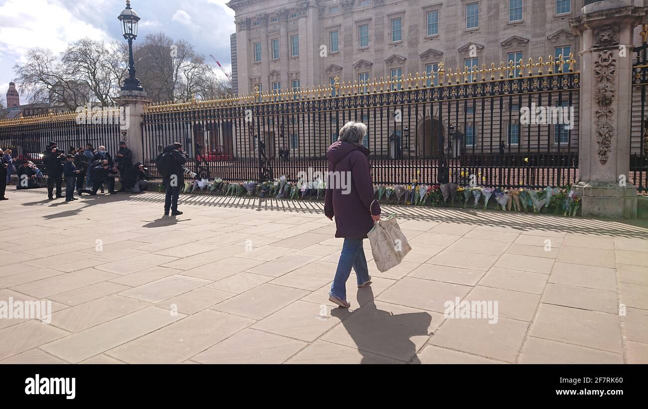 Multitudes se reúnen en las afueras del Palacio de Buckingham en Westminster para llorar la muerte del Príncipe Felipe, el 2021 de abril Foto de stock