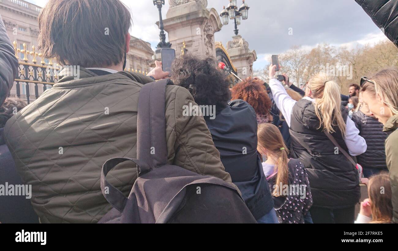 Multitudes se reúnen en las afueras del Palacio de Buckingham en Westminster para llorar la muerte del Príncipe Felipe, el 2021 de abril Foto de stock