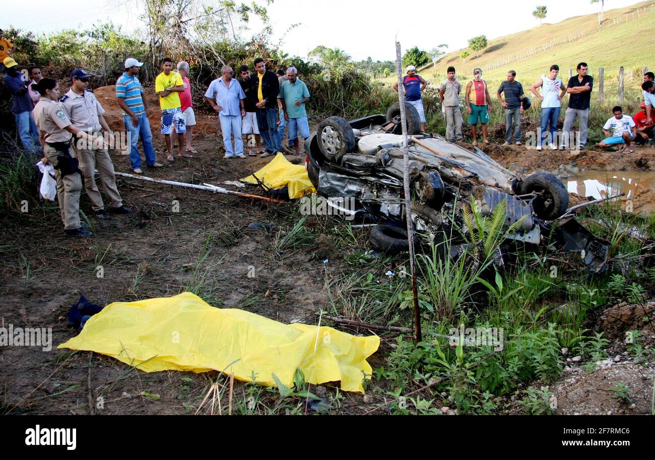 eunapolis, bahia / brasil - 12 de junio de 2008: Accidente de vehículo en  la carretera BR 101 deja a una persona muerta en la ciudad de Eunapolis  Fotografía de stock - Alamy