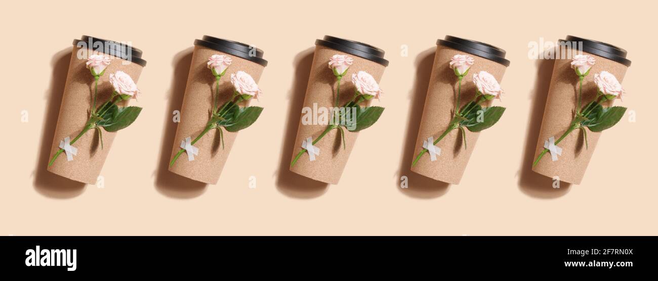 taza de té o café ecológico reutilizable con diseño de rosa sobre fondo beige. Estilo de vida sostenible. Concepto ecológico y cero residuos. Simulacro. Banner Foto de stock
