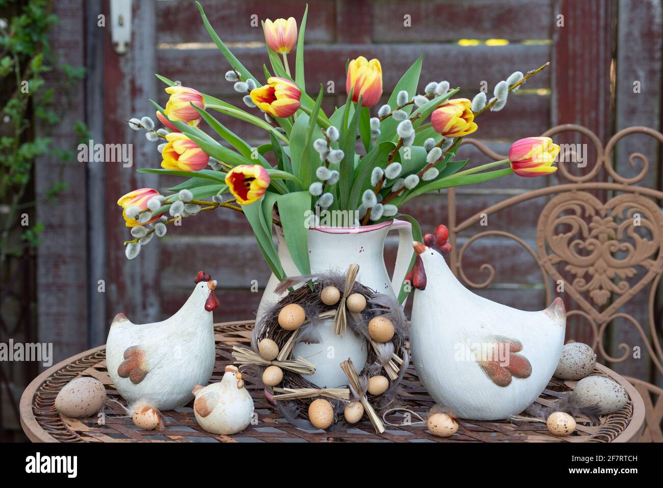 decoración de pascua con pollos de pascua y ramo de tulipanes Foto de stock