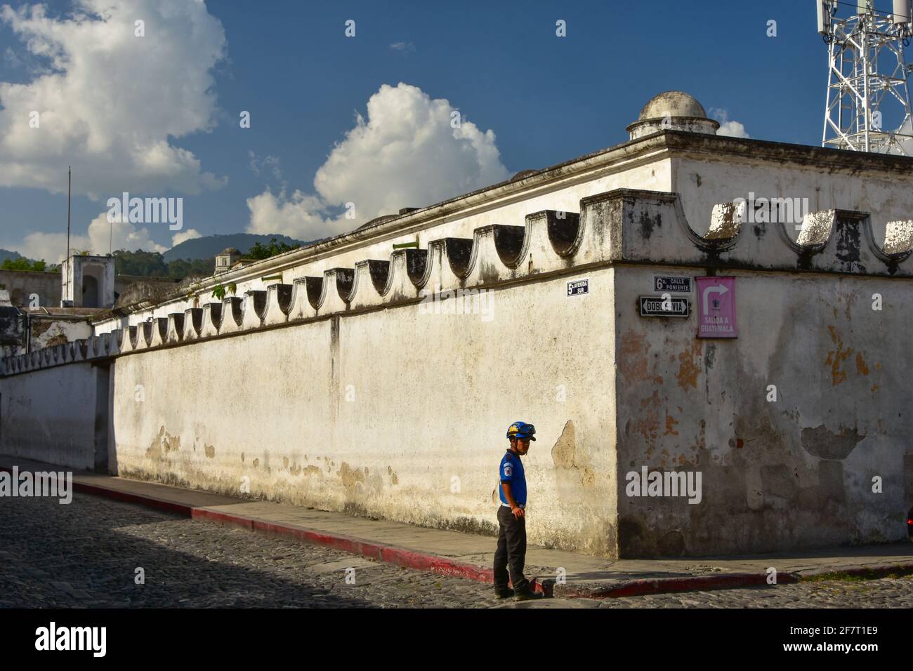 Los muros de la Oficina Tributaria SAT o la oficina de la Superintendencia  de Administración Tributaria en Antigua, Guatemala Fotografía de stock -  Alamy