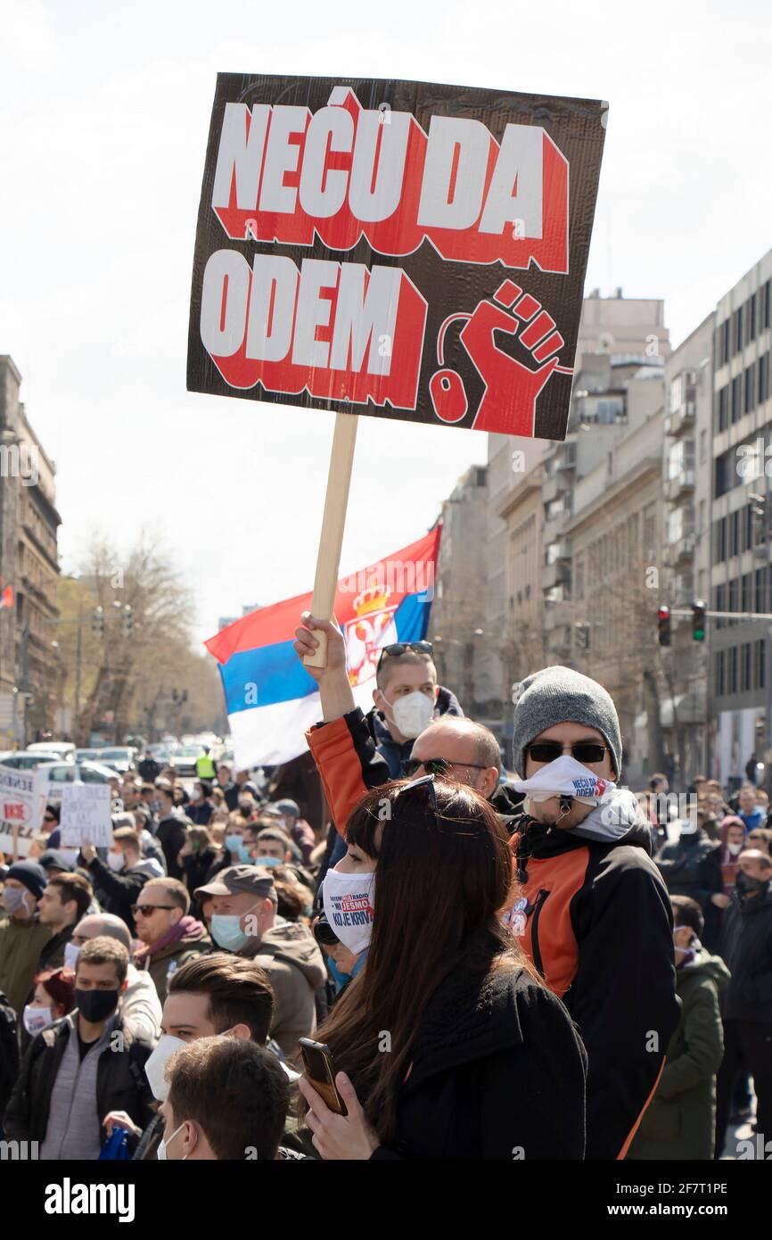 Belgrado, Serbia - 8 de abril de 2021: Trabajadores en línea autónomos serbios que protestan contra impuestos retroactivos y el ignorante fiscal del Ministerio de Finanzas Foto de stock