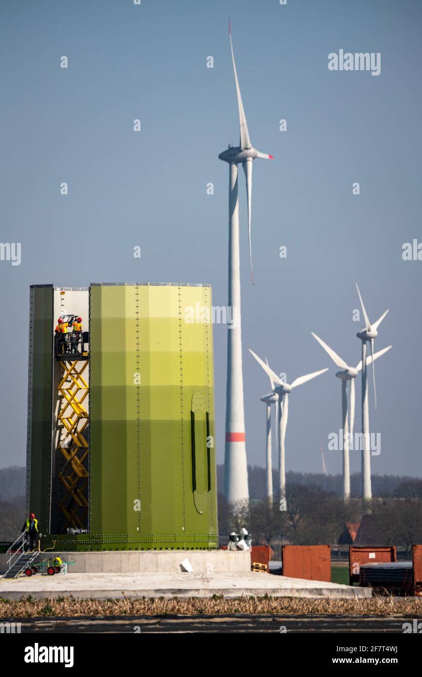 Construcción de un aerogenerador, pilar de acero por Enercon, cerca de Kerken, distrito de Kleve, en el Bajo Rin, NRW, Alemania, Foto de stock