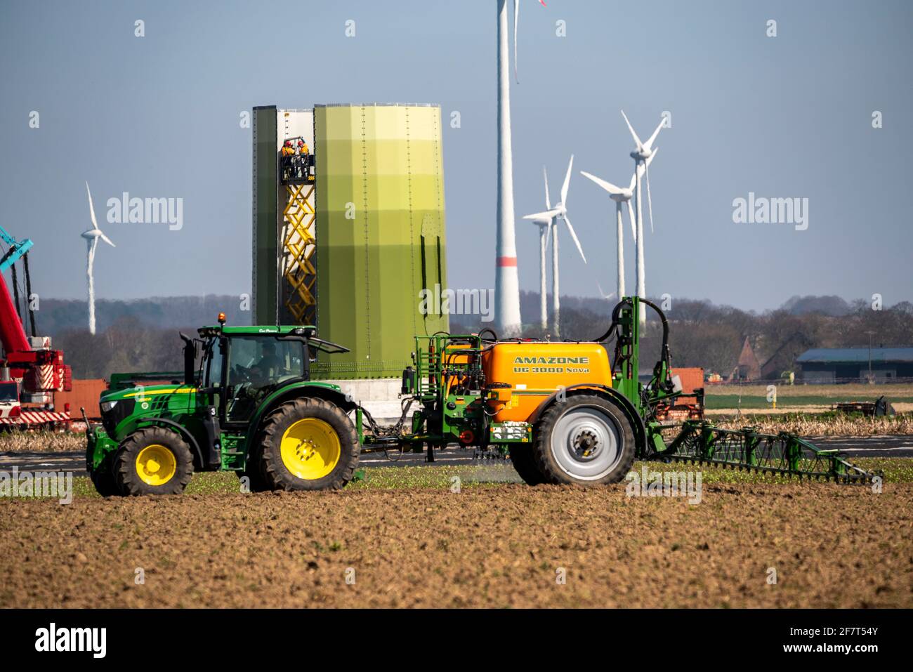 Construcción de un aerogenerador, pilar de acero por Enercon, cerca de Kerken, distrito de Kleve, en el Bajo Rin, el agricultor saca la protección de la planta Foto de stock