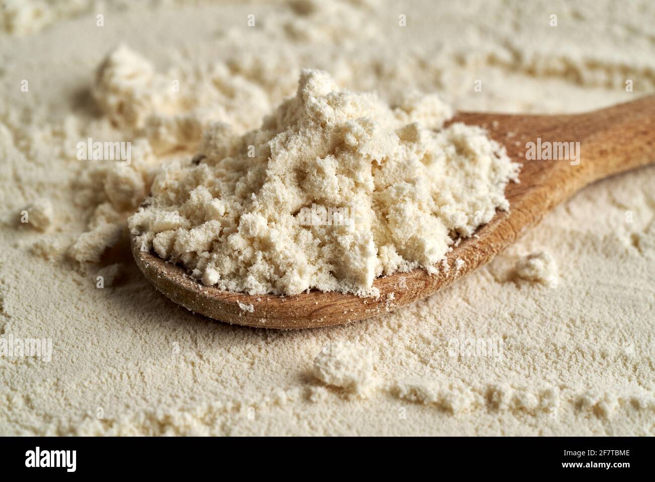 Proteína de suero en polvo aislada en blanco: fotografía de stock ©  belchonock #52354609