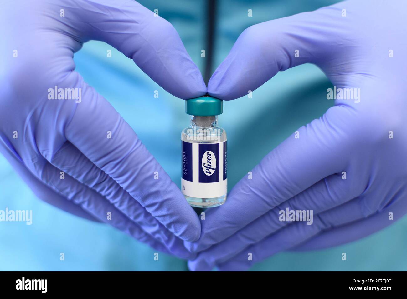 ZAGR, CROACIA - 29 de marzo de 2021: Imagen recortada de la mano en el vial de la vacuna con guantes. Doctor, vacunación, covid, virus de corona, covid-19, pfizer, biontec Foto de stock