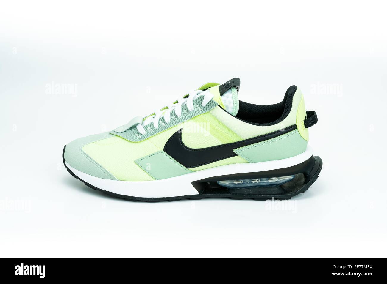 MONTERREY, MÉXICO - 29 de marzo de 2021: Calzado Nike Air Max Pre-Day en  color Lime Líquido, diseño con materiales sostenibles y reciclados sobre un  fondo blanco Fotografía de stock - Alamy