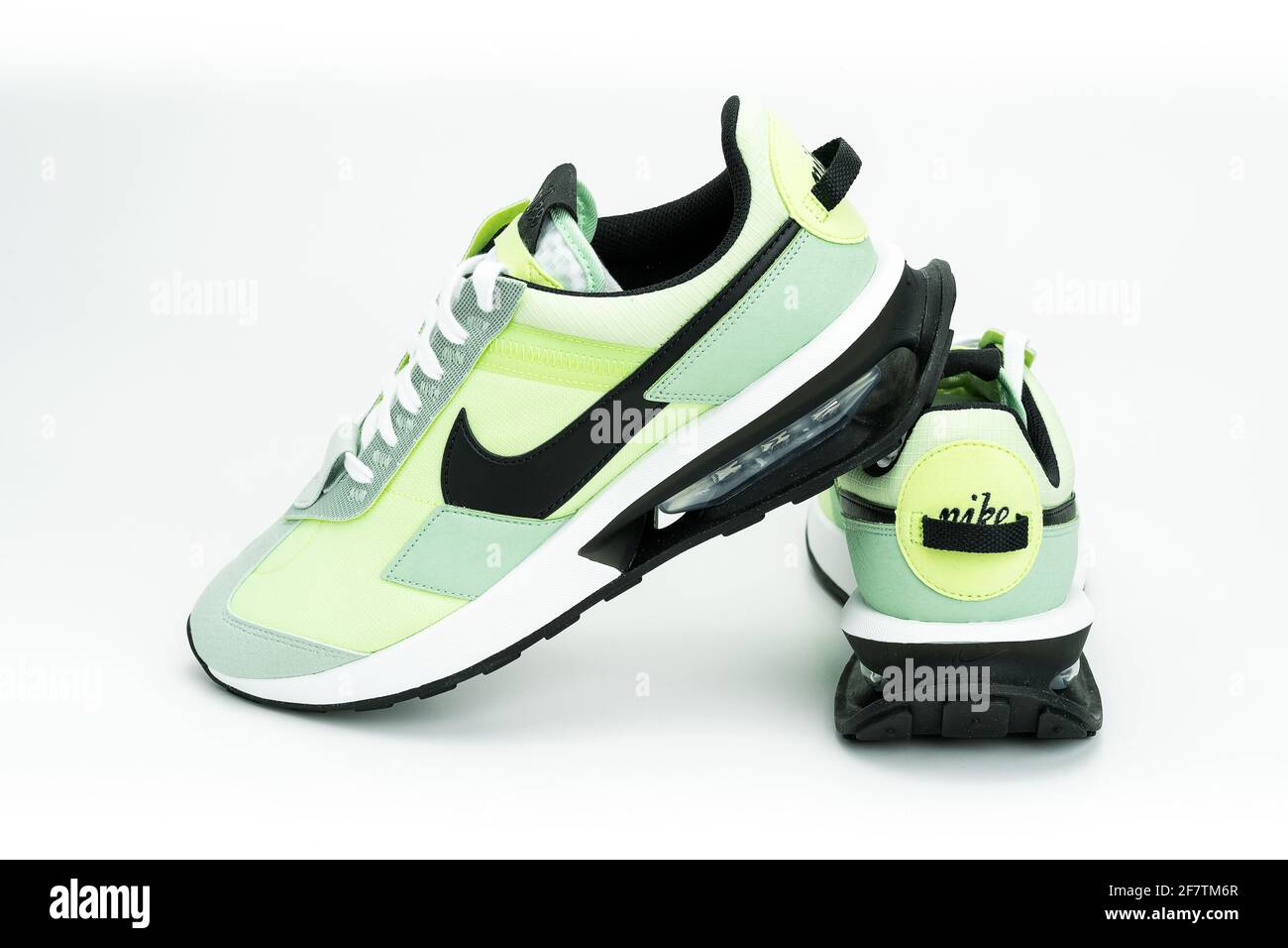 MONTERREY, MÉXICO - 29 de marzo de 2021: Calzado Nike Air Max Pre-Day en  color Lime Líquido, diseño con materiales sostenibles y reciclados sobre un  fondo blanco Fotografía de stock - Alamy