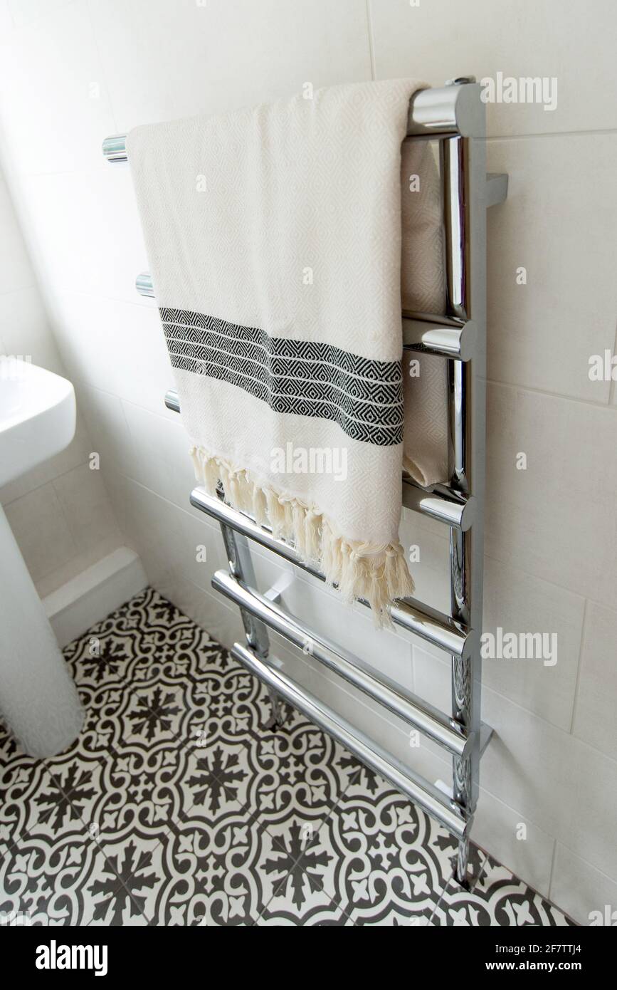 cierre vertical de una toalla beige con patrones a rayas el baño es  luminoso y cuenta con paredes de azulejos Fotografía de stock - Alamy