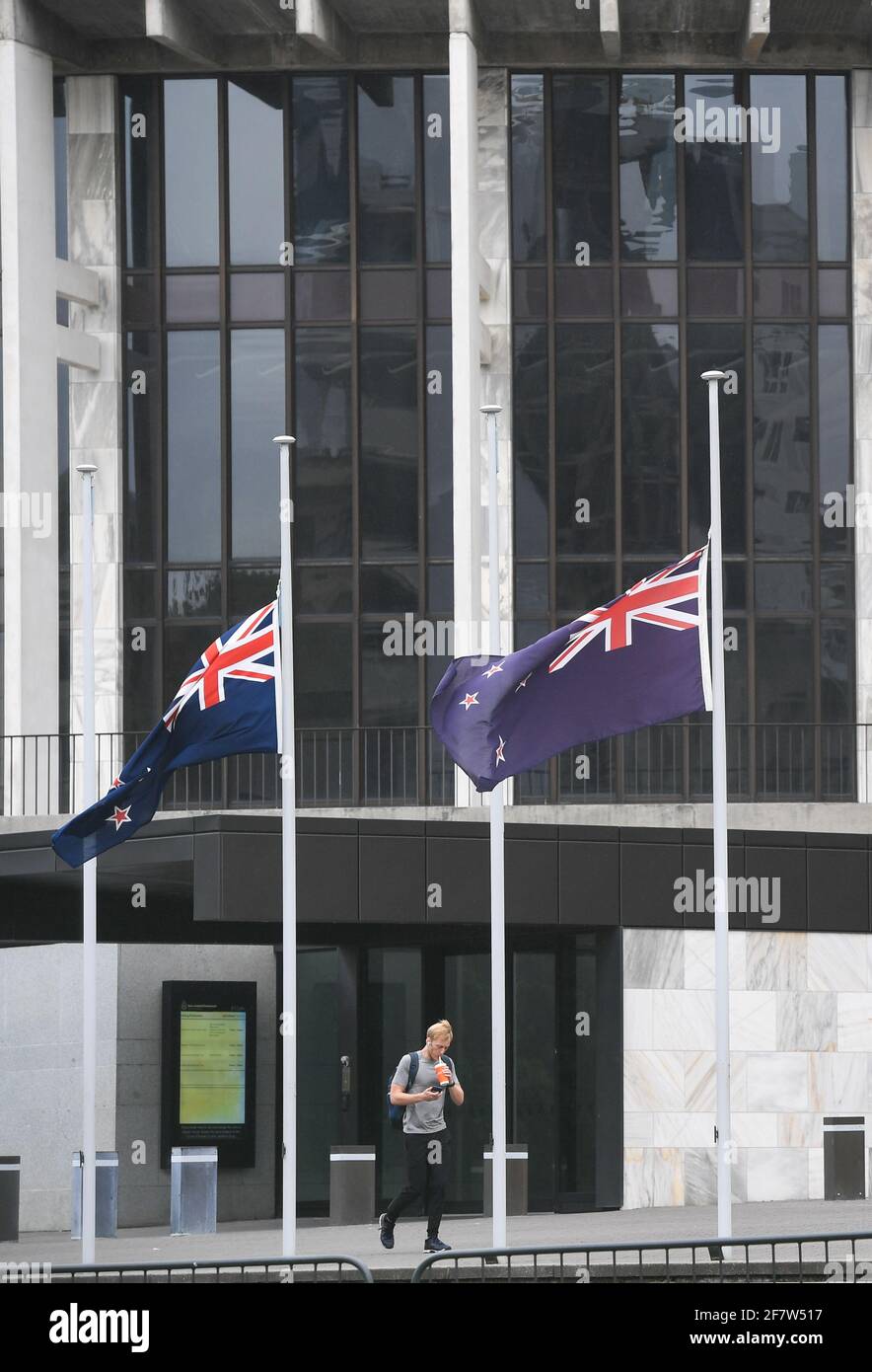 Wellington, Wellington. 10th de Abr de 2021. Las banderas nacionales de Nueva Zelanda vuelan a media asta frente a Beehive, el edificio del parlamento de Nueva Zelanda, para mostrar condolencias por la muerte del príncipe Felipe de Gran Bretaña, en Wellington, Nueva Zelanda, el 10 de abril de 2021. Crédito: Guo Lei/Xinhua/Alamy Live News Foto de stock
