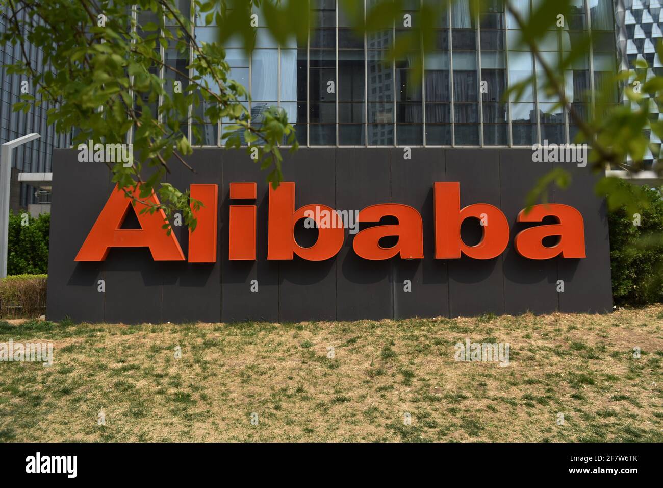El edificio de la sede de Alibaba en Beijing. La Administración Estatal para la Regulación de Mercados de China le dio una multa considerable de casi $2,8 mil millones a Alibaba por prácticas monopolísticas 'alternativamente'. Alibaba emitió una carta abierta: El castigo es una llamada de atención y un estímulo, creará un entorno de plataforma más abierto. (Foto de Sheldon Cooper / SOPA Images/Sipa USA) Foto de stock