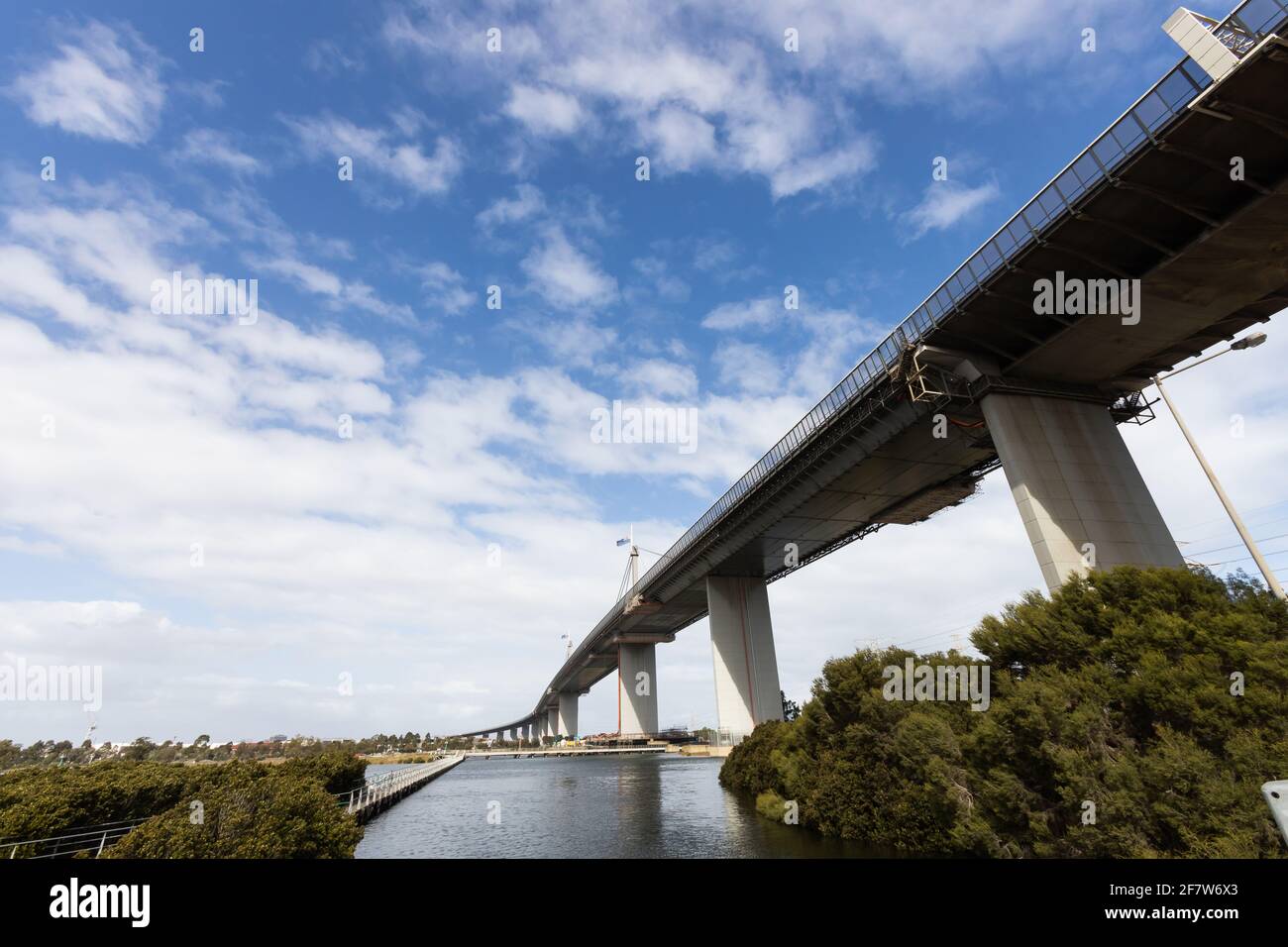Puente Westgate en Melbourne Australia con bandera a media asta debido a la muerte del príncipe Felipe, duque de Edimburgo. Foto de stock