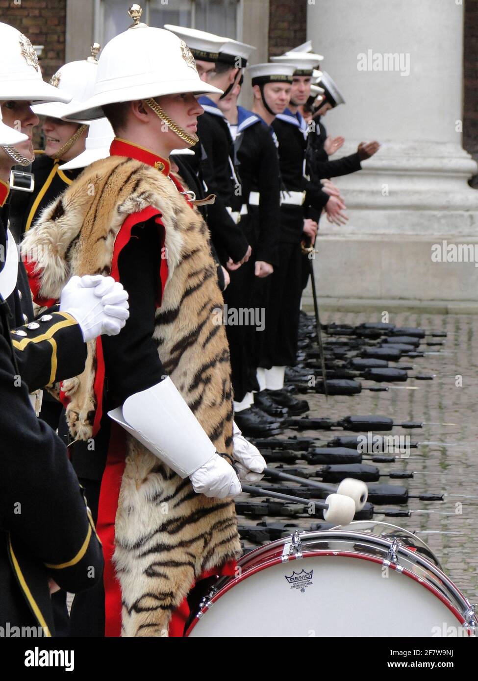 La Reina presenta formalmente al Duque de Edimburgo el título y la oficina de Lord Almirante de la Marina en Whitehall, para conmemorar su 90th aniversario. Londres, Reino Unido Foto de stock