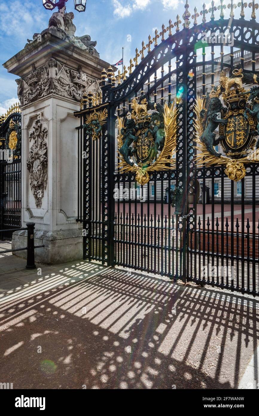 El gato de la unión a media asta en el Palacio de Buckingham después de la muerte del príncipe Felipe. Foto de stock