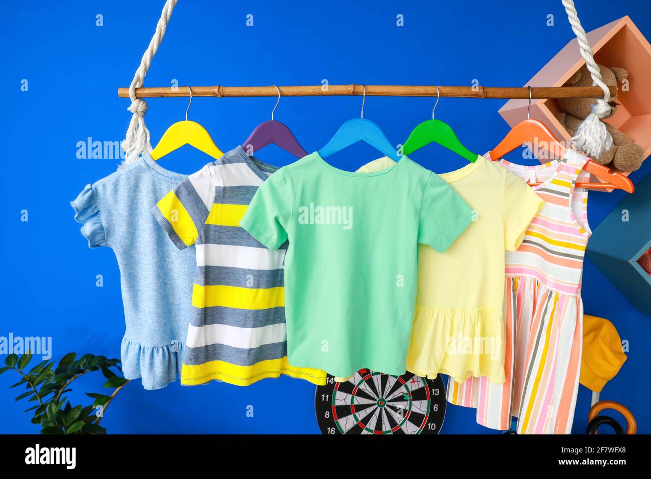 Tendedero con ropa en el interior de la habitación de los niños Fotografía  de stock - Alamy