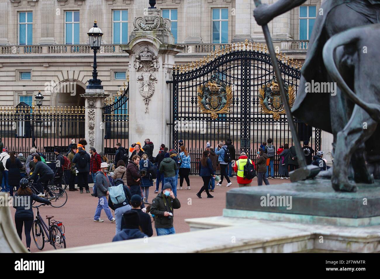 Buckingham Palace, Londres, Reino Unido. 10 de abril de 2021. Los llorones colocan flores a las puertas del Palacio de Buckingham después de la muerte del príncipe Felipe, duque de Edimburgo. Crédito de la foto: Paul Lawrenson /Alamy Live News Foto de stock