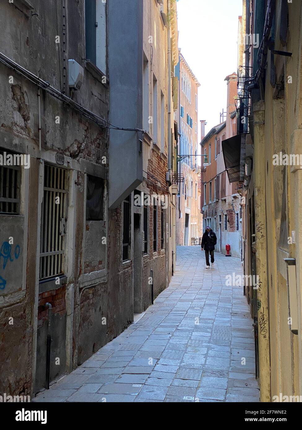Pequeña calle en Venecia sin gente durante la crisis COVID-19, Italia Foto de stock