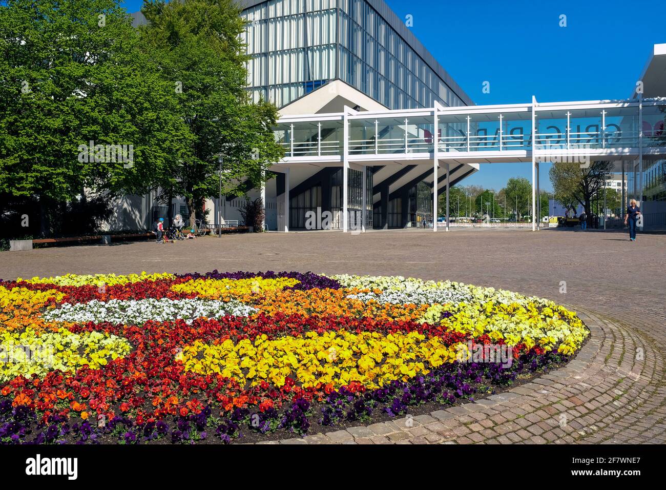 21.04.2020, Essen, Ruhrgebiet, Renania del Norte Westfalia, Alemania - Blumenbeet vor dem Eingangsbereich des waehrend der Corona-Pandemie geschlossenen Gr Foto de stock