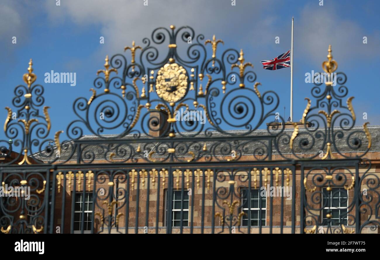 La bandera de la Unión vuela a media asta sobre el Castillo de Hillsborough, Irlanda del Norte, tras el anuncio de la muerte del Duque de Edimburgo a la edad de 99 años. Fecha de la foto: Sábado 10 de abril de 2021. Foto de stock