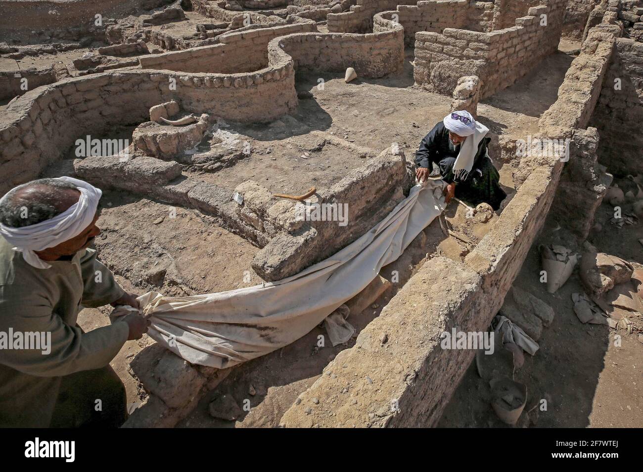 Luxor Egipto 10th De Abr De 2021 Los Trabajadores De Excavaci n 