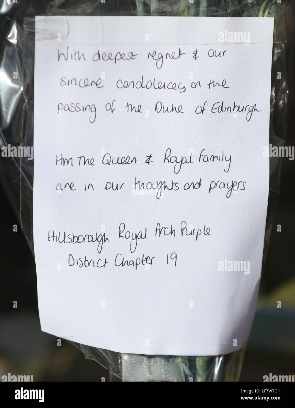 Un mensaje salió a las puertas del Castillo de Hillsborough, Irlanda del Norte, tras el anuncio de la muerte del Duque de Edimburgo a la edad de 99 años. Fecha de la foto: Sábado 10 de abril de 2021. Foto de stock