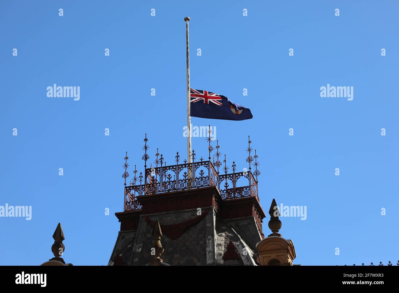 Sídney, Australia. 10th de abril de 2021. La bandera de Nueva Gales del Sur vuela a media asta sobre el Ayuntamiento de Sydney después de la muerte del príncipe Felipe de HRH, el duque de Edimburgo. Crédito: Richard Milnes/Alamy Live News Foto de stock