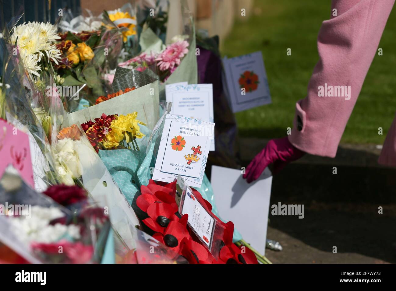 Una persona pone flores en el Castillo de Hillsborough después de que el Príncipe Felipe de Gran Bretaña, esposo de la Reina Isabel, murió a la edad de 99 años, en Hillsborough, Irlanda del Norte, 10 de abril de 2021. REUTERS/Jason Cairnduff Foto de stock