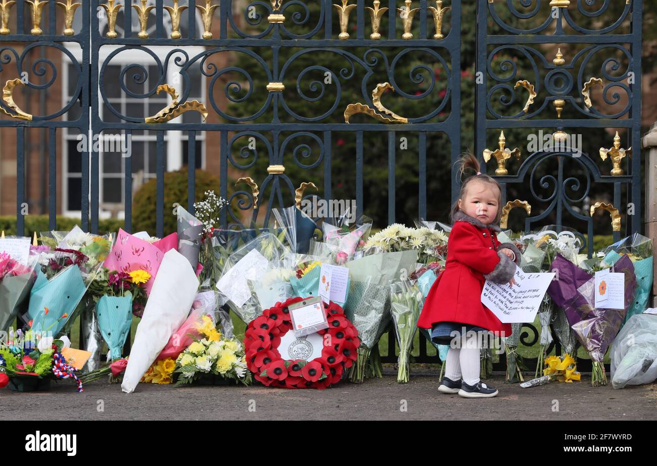 Maise Cairns, de 18 meses de edad, a las puertas del Castillo de Hillsborough en Irlanda del Norte, durante un homenaje con armas de 41 vueltas, tras el anuncio de la muerte del Duque de Edimburgo a la edad de 99 años. Fecha de la foto: Sábado 10 de abril de 2021. Foto de stock
