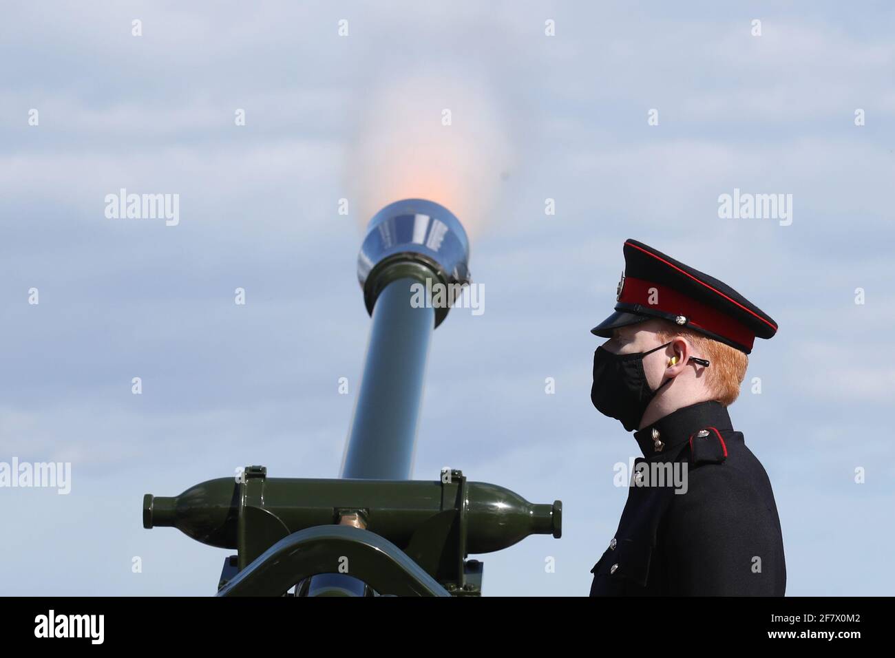 Los miembros del Regimiento de Artillería Real de 105th lanzaron un saludo de 41 disparos en el Castillo de Edimburgo, para marcar la muerte del Duque de Edimburgo. Fecha de la foto: Sábado 10 de abril de 2021. Foto de stock
