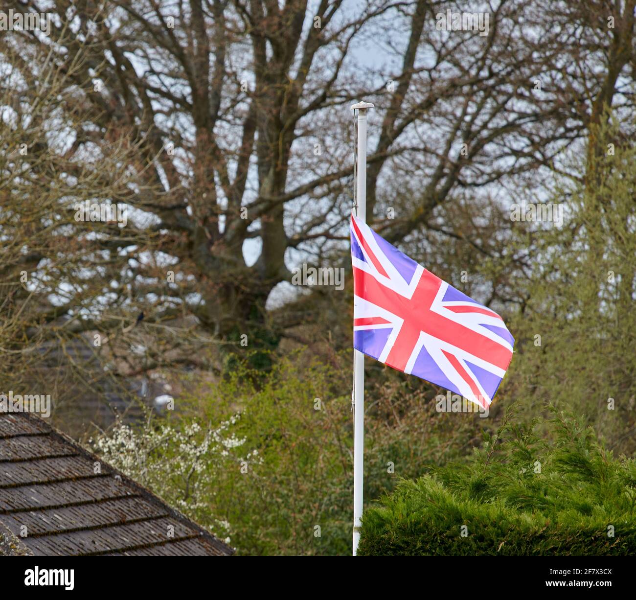 Una bandera de la bandera de la Union Jack se aletea a media asta en homenaje a su Alteza Real el Príncipe Felipe, Duque de Edimburgo, quien murió a los 99 años el viernes 09 de abril de 2021. Foto de stock