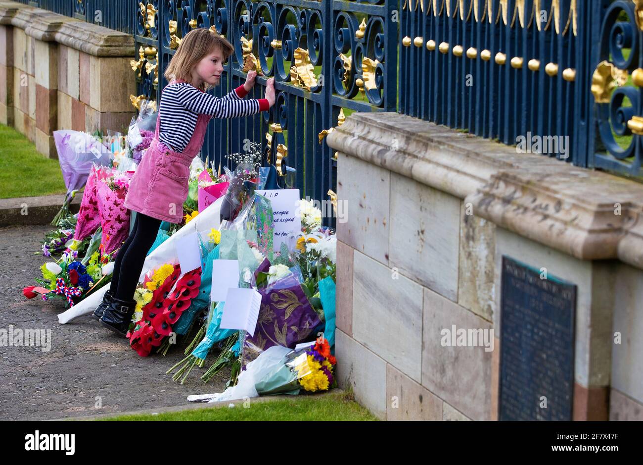 Betty McIlwaine (7), mira a través de las puertas del Castillo de Hillsborough en Irlanda del Norte, durante un homenaje con armas de 41 vueltas, tras el anuncio de la muerte del Duque de Edimburgo a la edad de 99 años. Fecha de la foto: Sábado 10 de abril de 2021. El Príncipe Felipe, de 99 años, fue el consorte más antiguo en la historia británica. Ver historia de la AP MUERTE Philip. Foto de stock