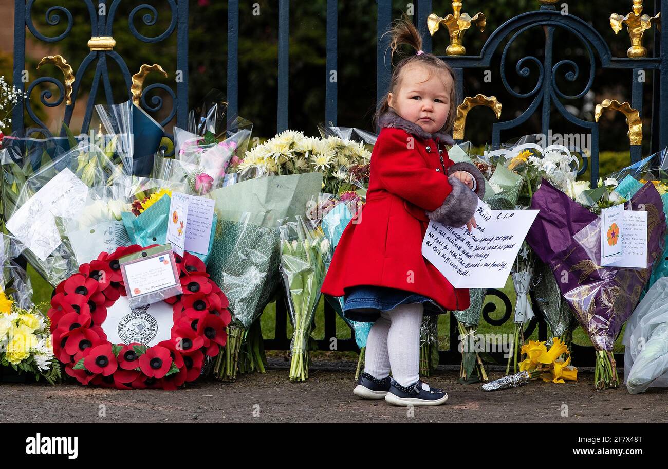 Maise Cairns, de 18 meses de edad, a las puertas del Castillo de Hillsborough en Irlanda del Norte, durante un homenaje con armas de 41 vueltas, tras el anuncio de la muerte del Duque de Edimburgo a la edad de 99 años. Fecha de la foto: Sábado 10 de abril de 2021. El Príncipe Felipe, de 99 años, fue el consorte más antiguo en la historia británica. Ver historia de la AP MUERTE Philip. Foto de stock