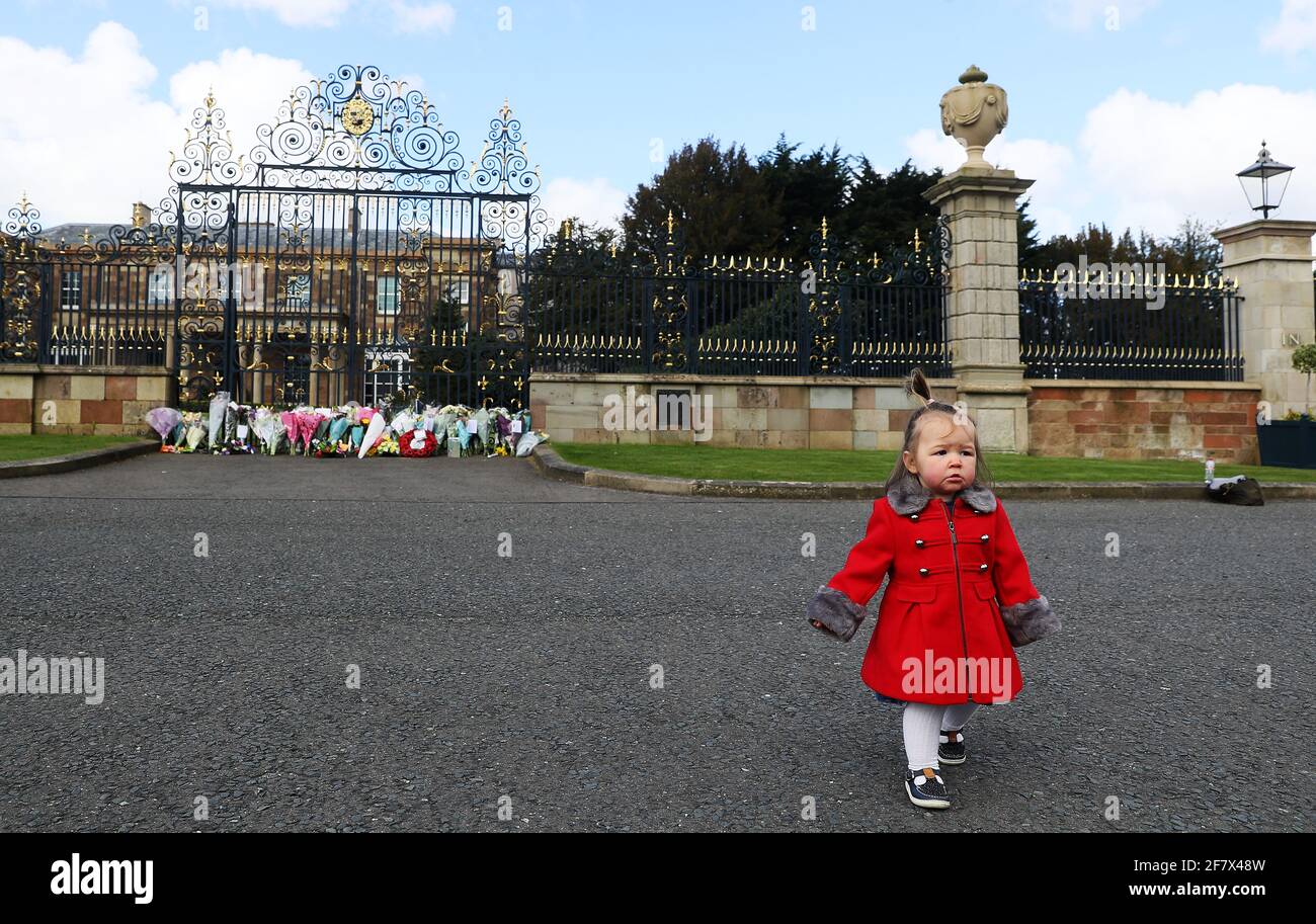 Maise Cairns, de 18 meses de edad, a las puertas del Castillo de Hillsborough en Irlanda del Norte, durante un homenaje con armas de 41 vueltas, tras el anuncio de la muerte del Duque de Edimburgo a la edad de 99 años. Fecha de la foto: Sábado 10 de abril de 2021. El Príncipe Felipe, de 99 años, fue el consorte más antiguo en la historia británica. Ver historia de la AP MUERTE Philip. Foto de stock