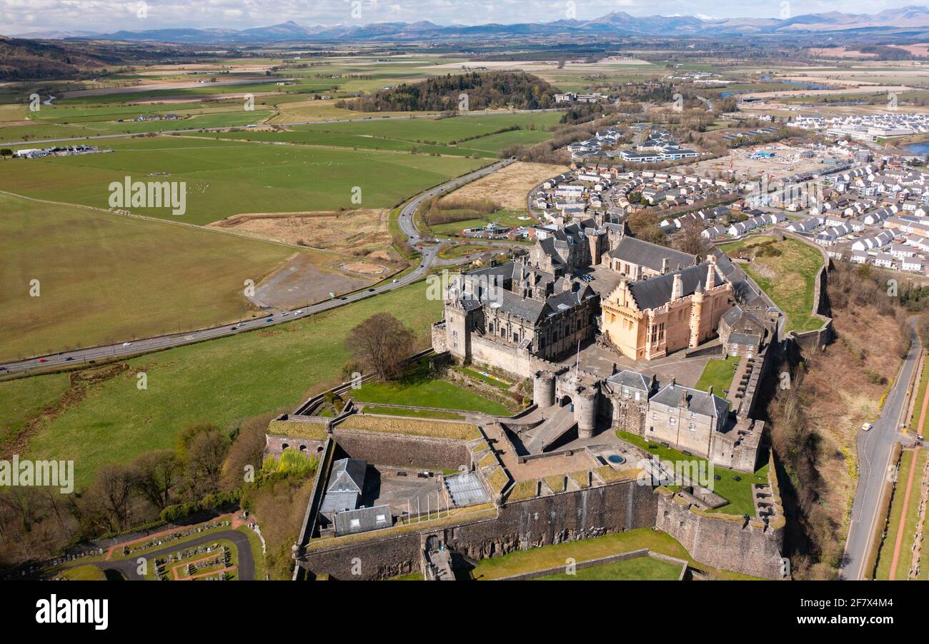Vista aérea desde el drone del Castillo de Stirling (cerrado durante el cierre de Covid-19) en Stirling, Escocia, Reino Unido Foto de stock