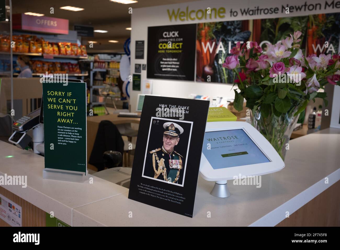 Glasgow, Reino Unido, 10th de abril de 2021. Un homenaje a su Alteza Real el Príncipe Felipe, Duque de Edimburgo, exhibido dentro de un supermercado Waitrose, mientras la nación lamenta su muerte a la edad de 99 años. Crédito de la foto: Jeremy Sutton-Hibbert/Alamy Live News Foto de stock