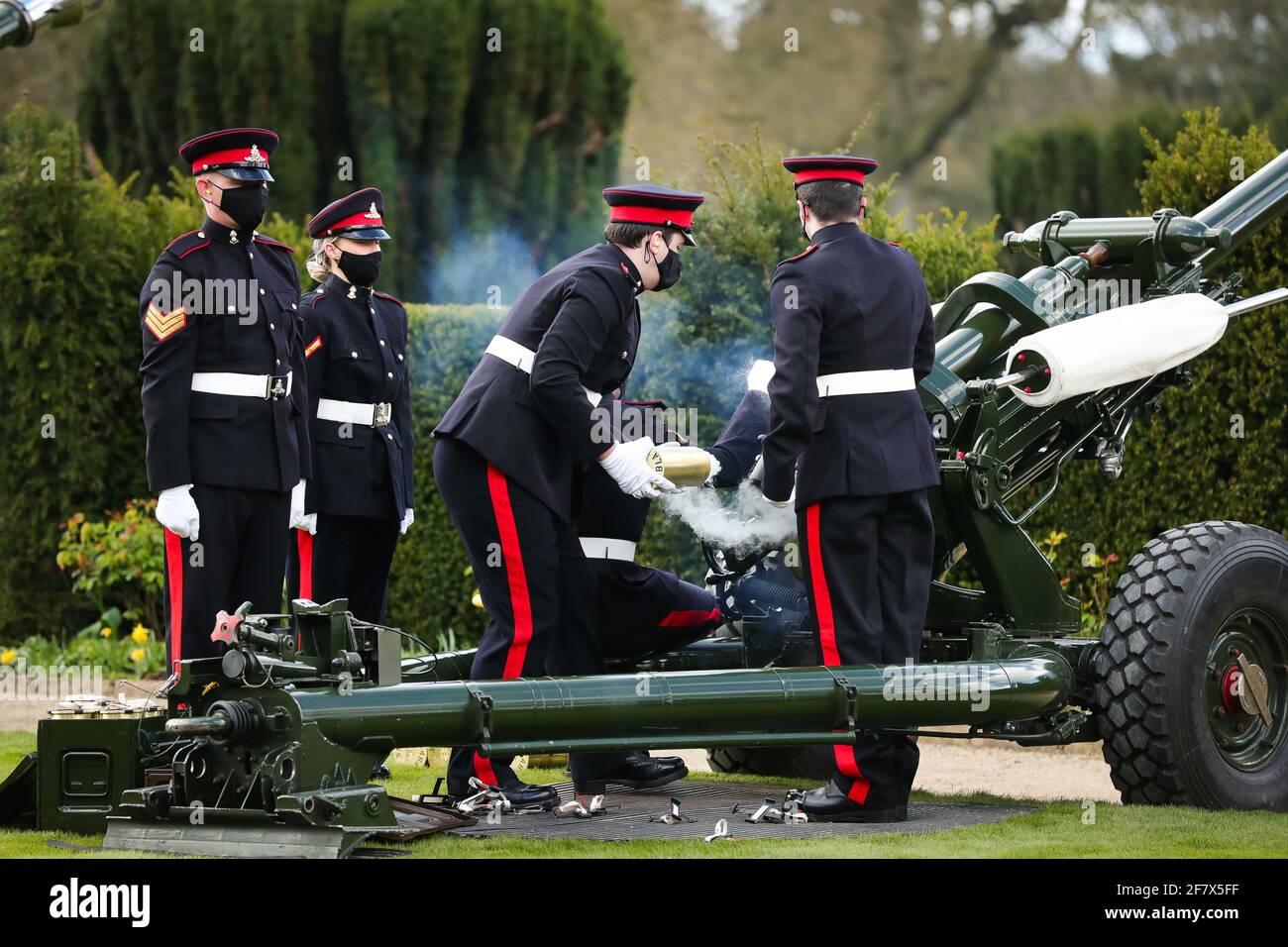 Soldados de 206 Battery, 105th Regimiento Artillería real disparar un saludo con arma de 41 vueltas en el Castillo de Hillsborough en Irlanda del Norte, tras el anuncio de la muerte del Duque de Edimburgo a la edad de 99 años. Fecha de la foto: Sábado 10 de abril de 2021. Foto de stock