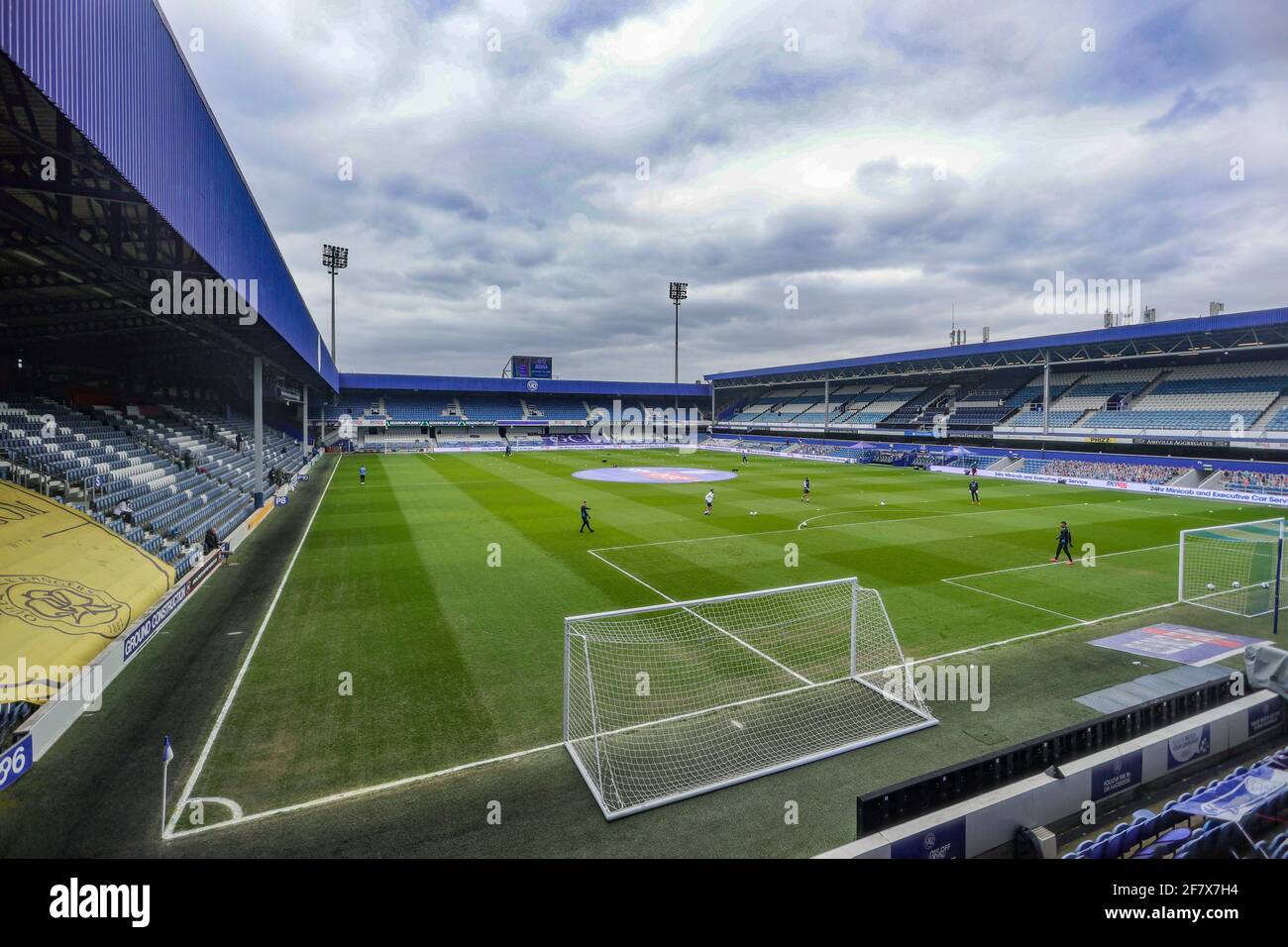 LONDRES, REINO UNIDO. APRIL10TH: Estadio QPR antes del partido del Sky Bet Championship entre Queens Park Rangers y Sheffield el miércoles en el estadio Loftus Road, Londres, el sábado 10th de abril de 2021. (Crédito: Ian Randall | MI News) Crédito: MI News & Sport / Alamy Live News Foto de stock