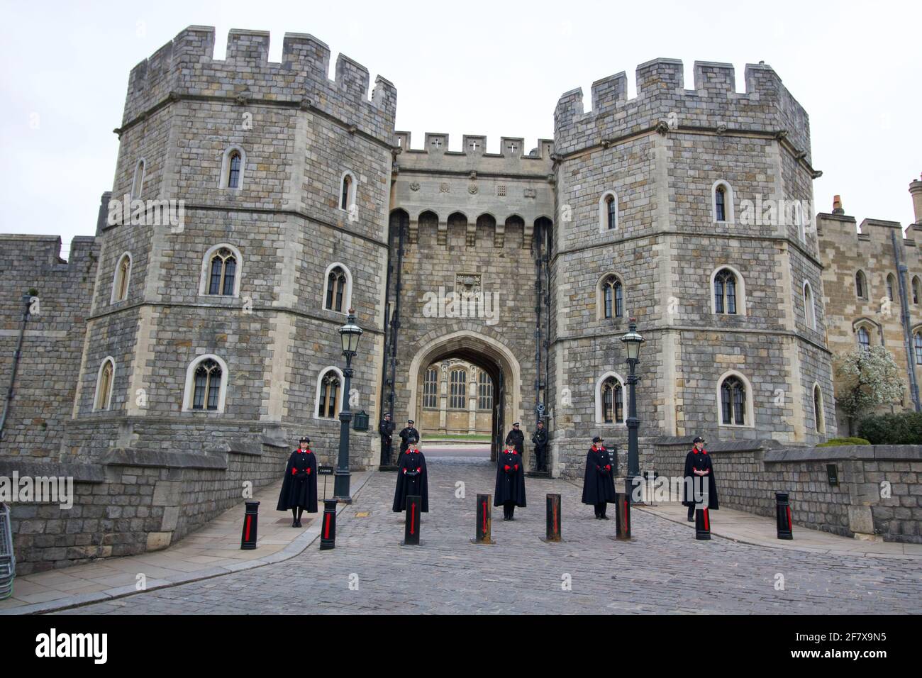 10 de abril de 2021 - Windsor Reino Unido: Personal de luto frente a la entrada principal del Castillo de Windsor tras la muerte del Príncipe Felipe de S.A.R. Fotografías de alta calidad Foto de stock