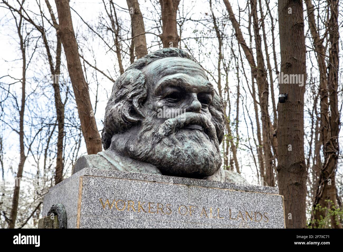 Busto de Karl Marx sobre un pedestal en su tumba, Highgate East Cemetery, Londres, Reino Unido Foto de stock